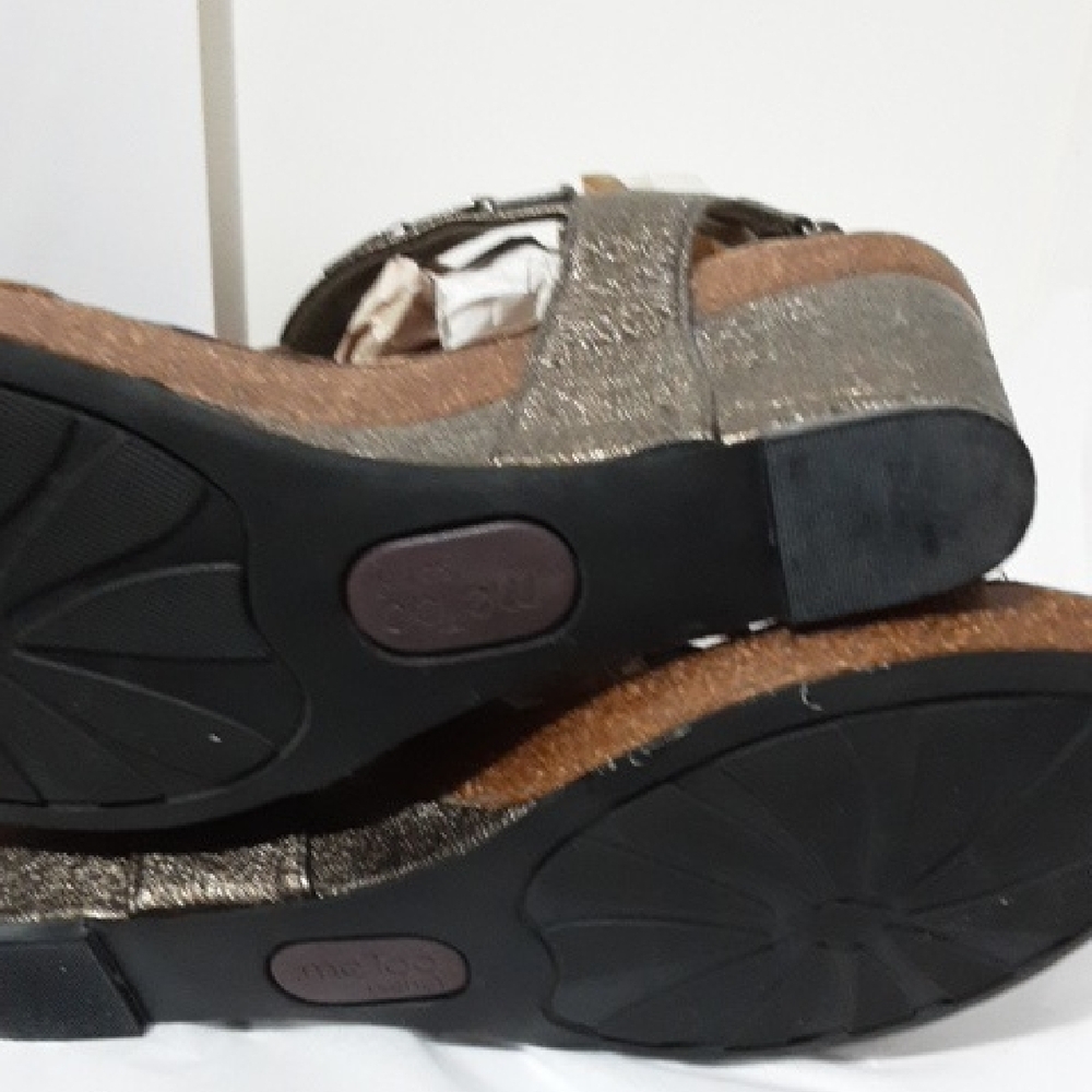 ME TOO KAYLEN 5 Stylish‎ Pewter Silver Disk  Sandals - Picture 4 of 6